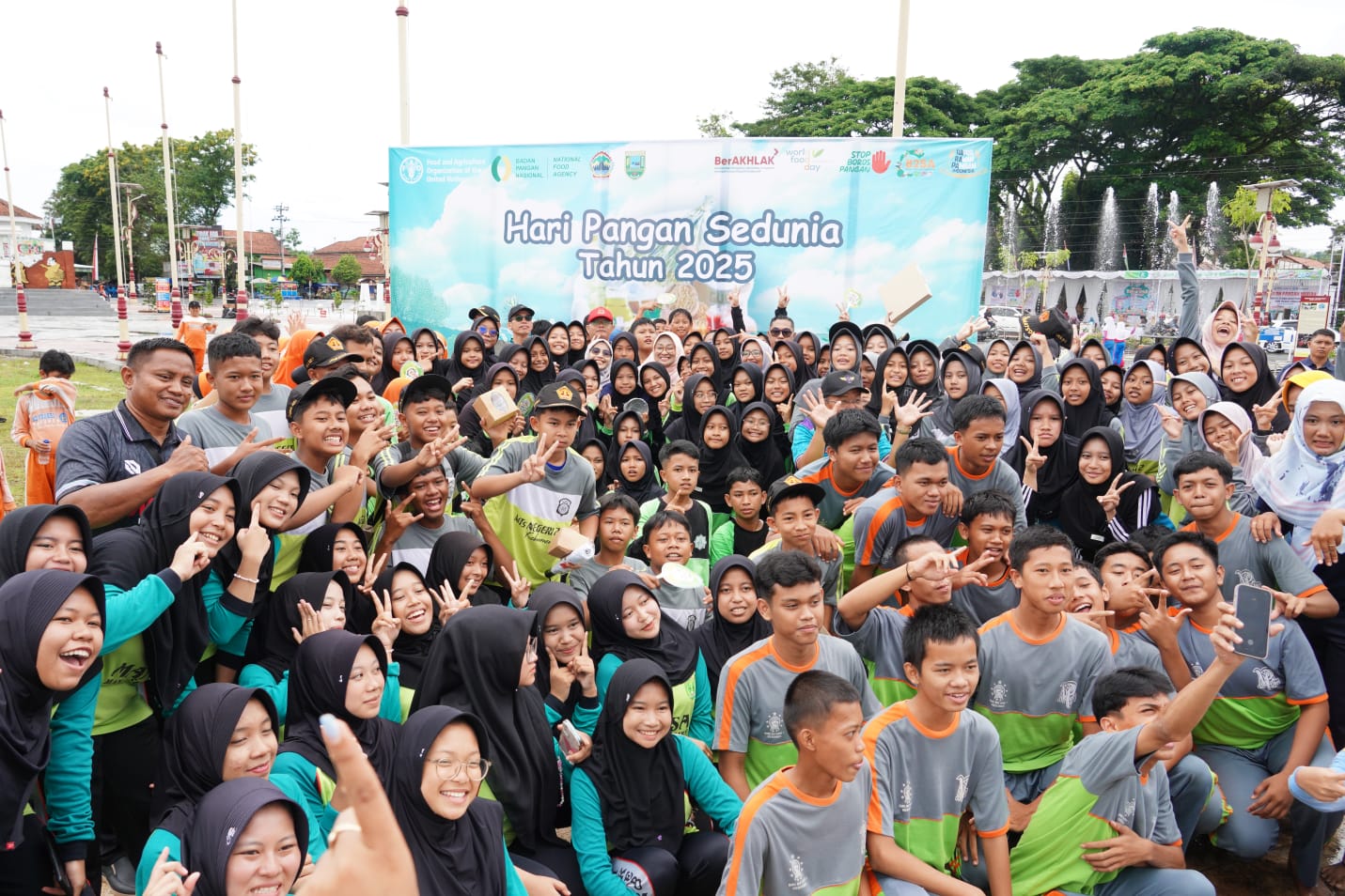 Bupati Kebumen Lilis Nuryani memimpin sosialisasi gerakan pangan Beragam, Bergizi, Seimbang dan Aman (B2SA) di Alun-alun Pancasila, Kamis (23/10). Kegiatan berlangsung dalam rangkaian Hari Pangan Sedu