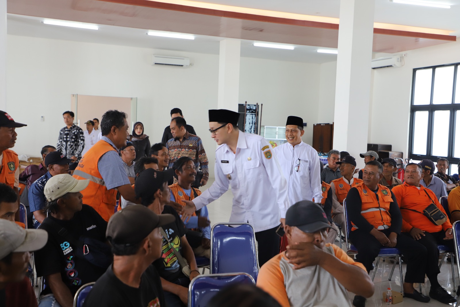 Wakil Bupati Purworejo Dion Agasi Setiabudi memberikan arahan sekaligus menyerahkan bantuan penunjang kerja kepada juru parkir (jukir). Kegiatan ini berlangsung di Terminal Tipe A Purworejo, Rabu (22/