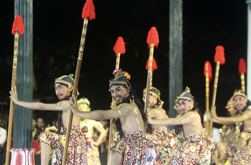 Penari menampilkan Beksan Trunajaya di Pagelaran Keraton Jogja, Kamis malam (23/10). Foto : Guntur Aga Tirtana/Radar Jogja
