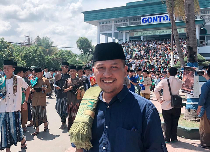 TEKUN DAN DISIPLIN: Mohammad Lutfi Yuniarto saat masih menjadi santri di Pondok Modern Darussalam Gontor (PMDG) Ponorogo dan kini menekuni usaha camilan egg roll ubi ungu.