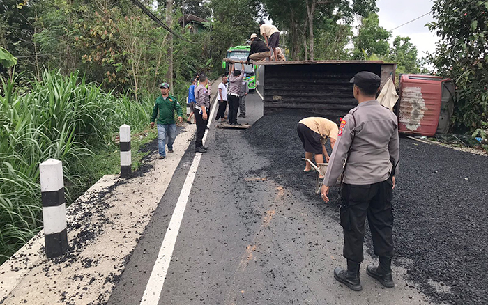 TAK KUAT MENANJAK: Truk muatan aspal seberat 7,2 ton tumpah di Jalan Patuk-Dlingo, Kamis (23/10/2025).