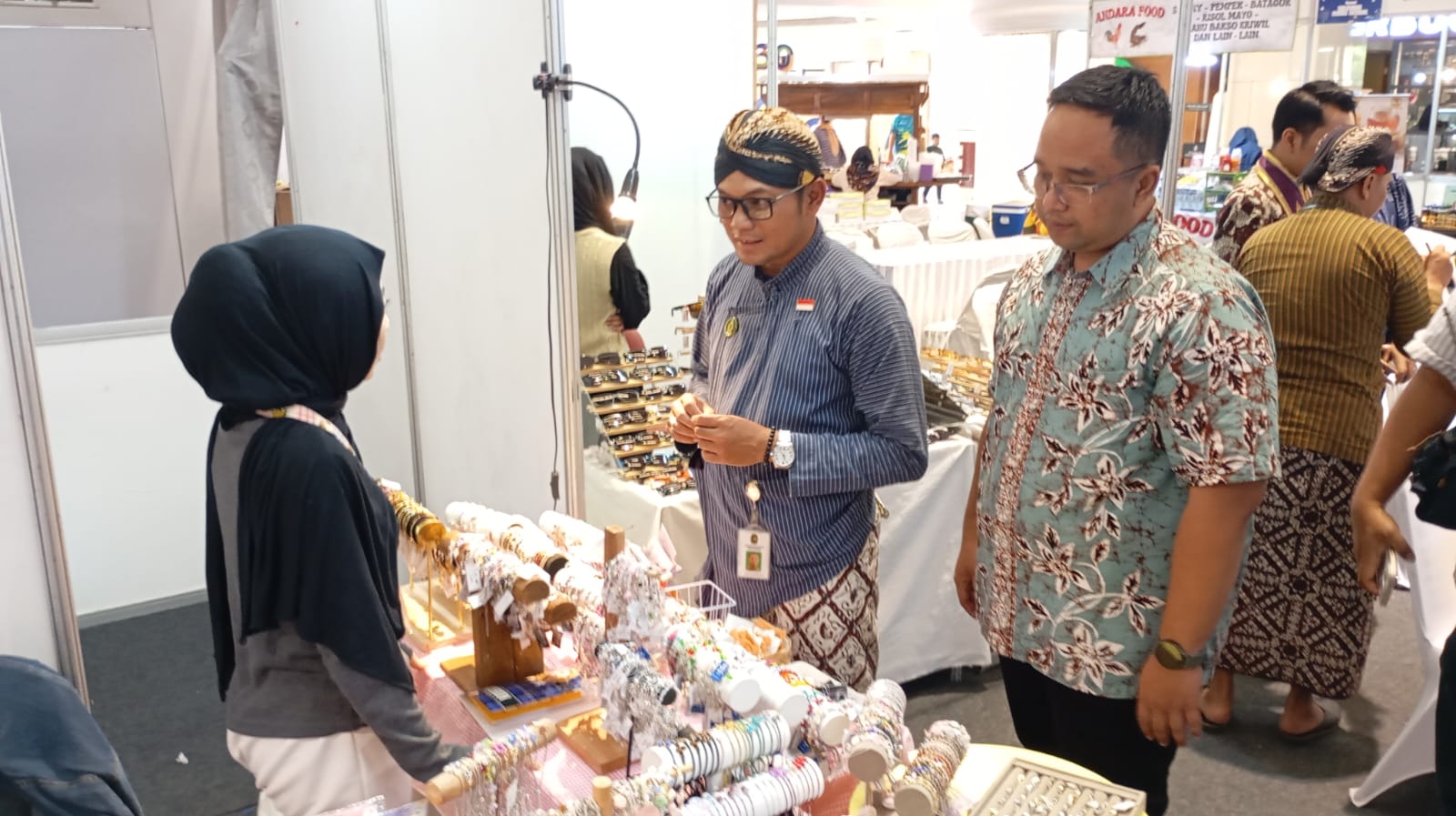 Suasana saat jajaran Disdikpora Kota Jogja meninjau tenant-tenant di Expo Karya Pemuda di Galeria Mall, Kamis (23/10/2025).