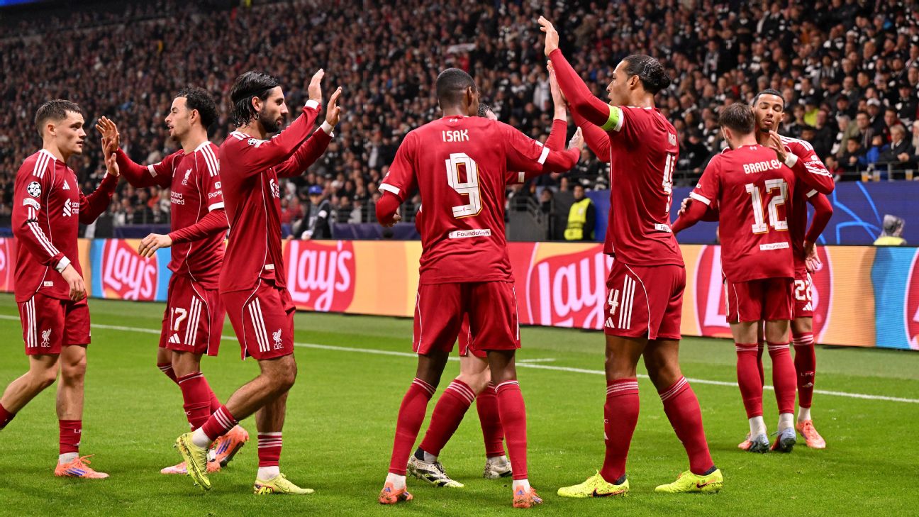 Pemain Liverpool rayakan kemenangan 1-5 atas tuan rumah Eintracht Frankfurt di Liga Champions