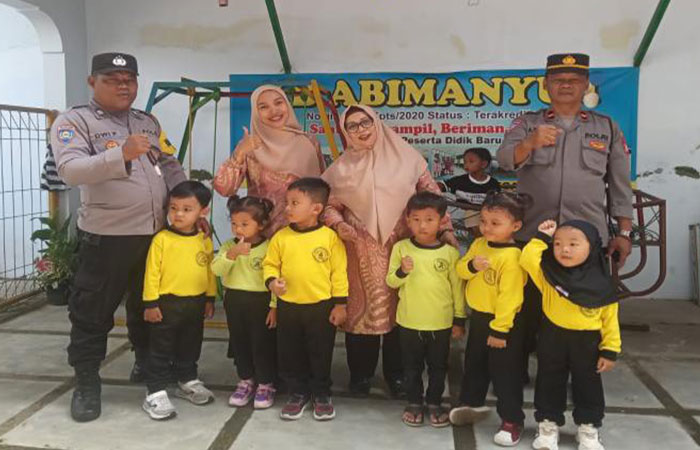 EDUKASI SEJAK DINI: Sambang dan pembinaan kepada anak-anak PAUD Abimanyu oleh Polsek Seyegan.