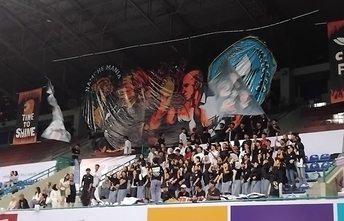 Namche Mania saat mendukung timnya di GOR UNY, Kamis (23/10/2025) malam.