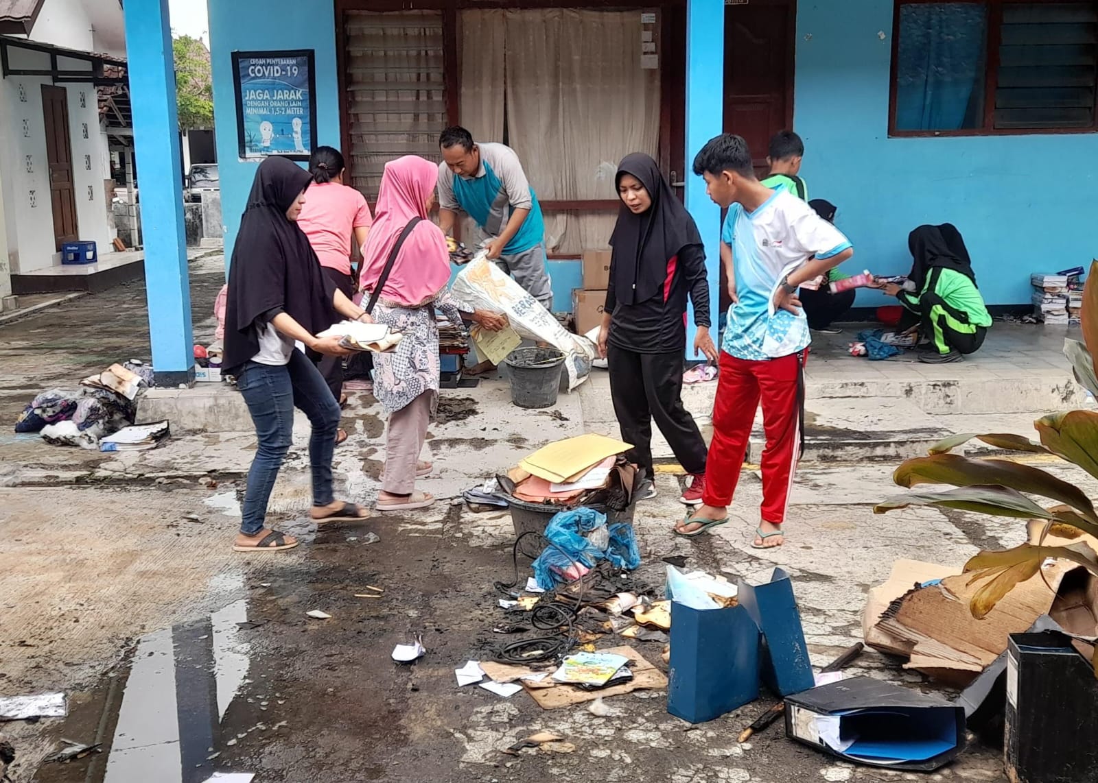 Ruang arsip SLB Bakti Putri terbakar. Berdasarkan hasil asesmen dari BPBD Gunungkidul, api diduga berasal dari seorang murid yang bermain korek api di dalam ruangan