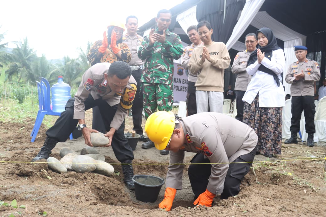 Kapolres Kebumen AKBP Eka Baasith Syamsuri meletakkan batu pertama pada proses pembangunan dapur Makan Bergizi Gratis (MBG di Desa Sadangkulon, Kecamatan Sadang, Jumat (24/10).