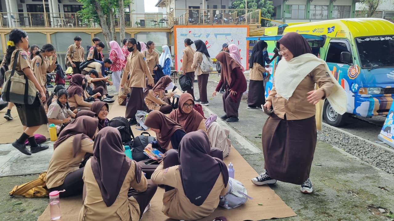 Puluhan siswa dari beberapa sekolah SMA antusias mengikuti agenda roadshow perpustakaan keliling dari Penerbit Erlangga