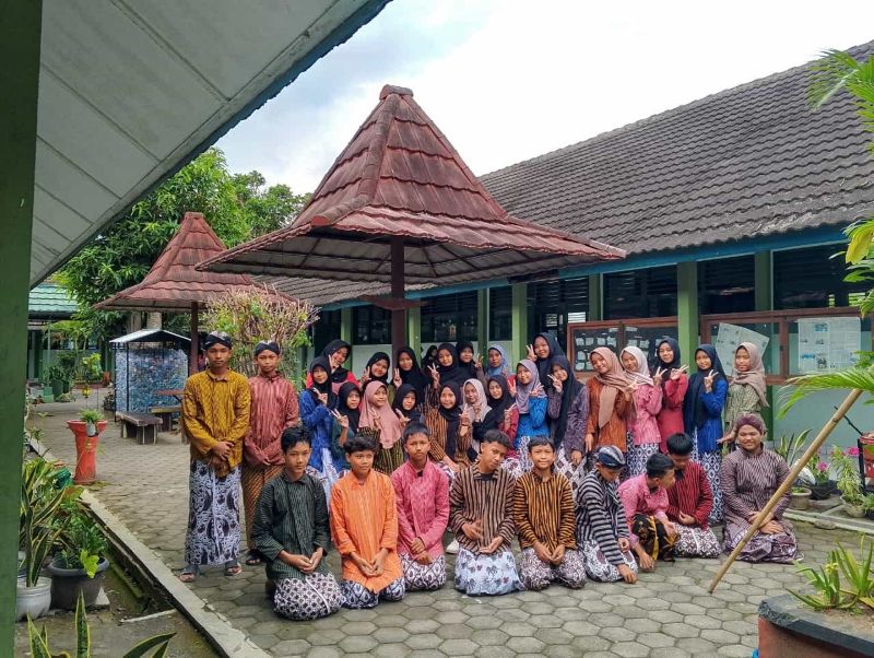 SOPAN: Siswa MTsN 6 Kulon Progo bersalaman sebelum masuk ke ruang kelas.&nbsp;