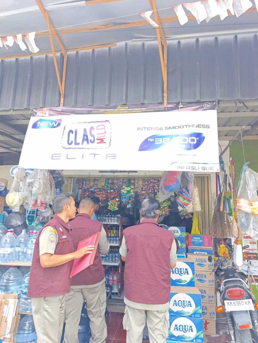 OPERASI: Petugas Satpol PP Kota Jogja saat melakukan operasi peredaran rokok ilegal di beberapa warung kelontong.