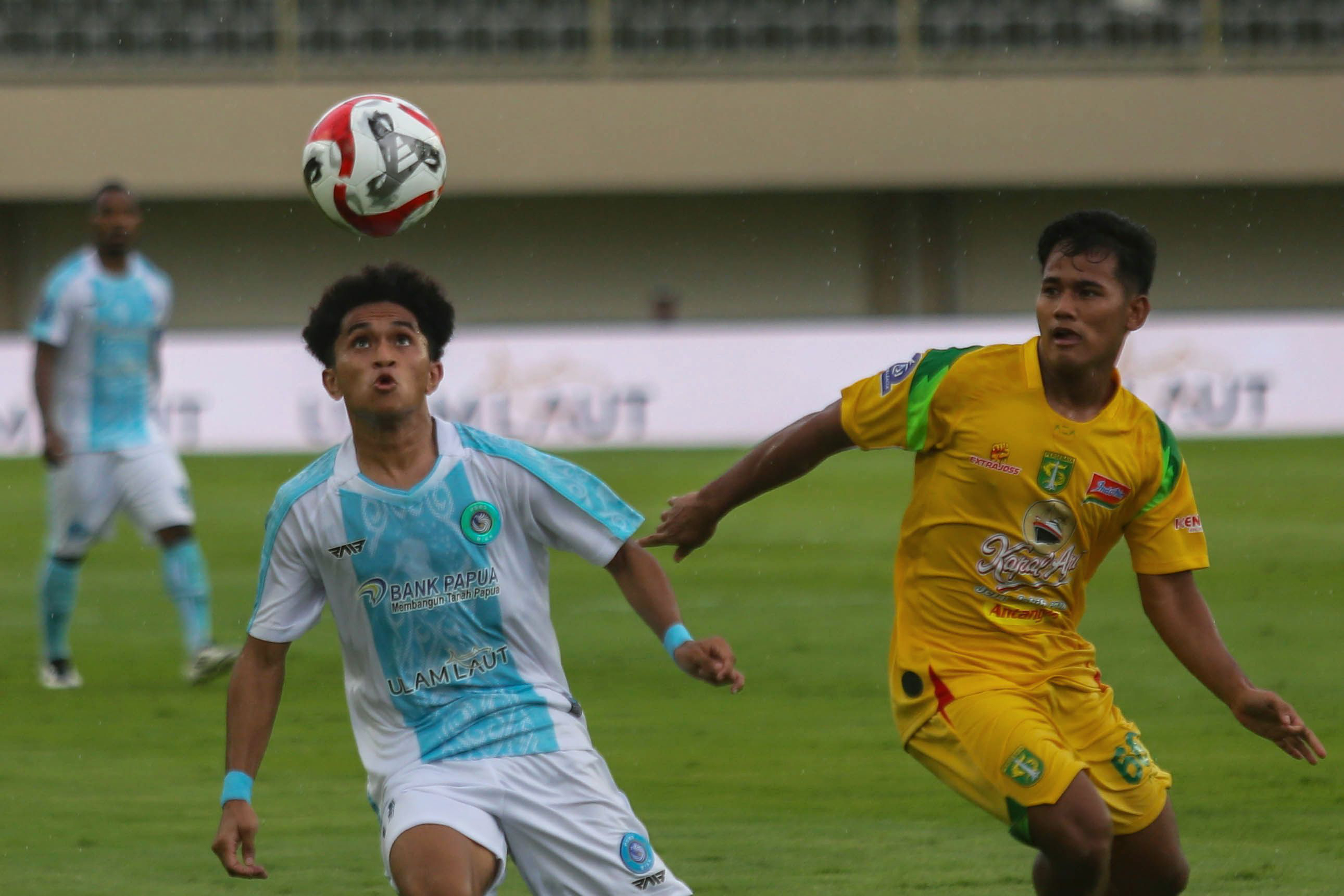 Laga PSBS Biak melawan Persebaya Surabaya di MagIS