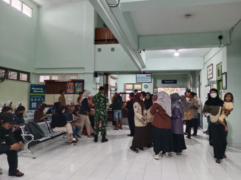 Sejumlah siswa diduga keracunan MBG dan mendapatkan pemeriksaan di Puskesmas Mlati 1, Kabupaten Sleman, Jumat (24/10/2025).
