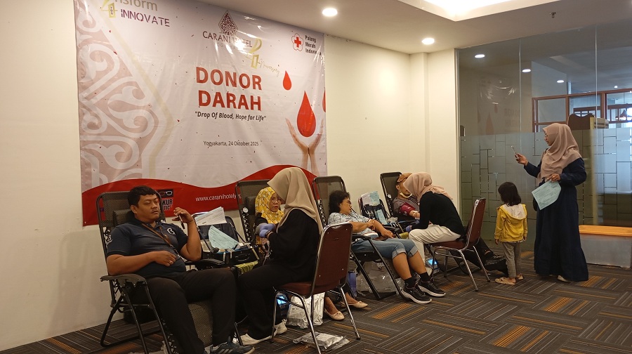 ANTUSIAS:&nbsp;Sejumlah pendonor saat melakukan donor darah di Hotel Carani, Jumat (24/10/2025).