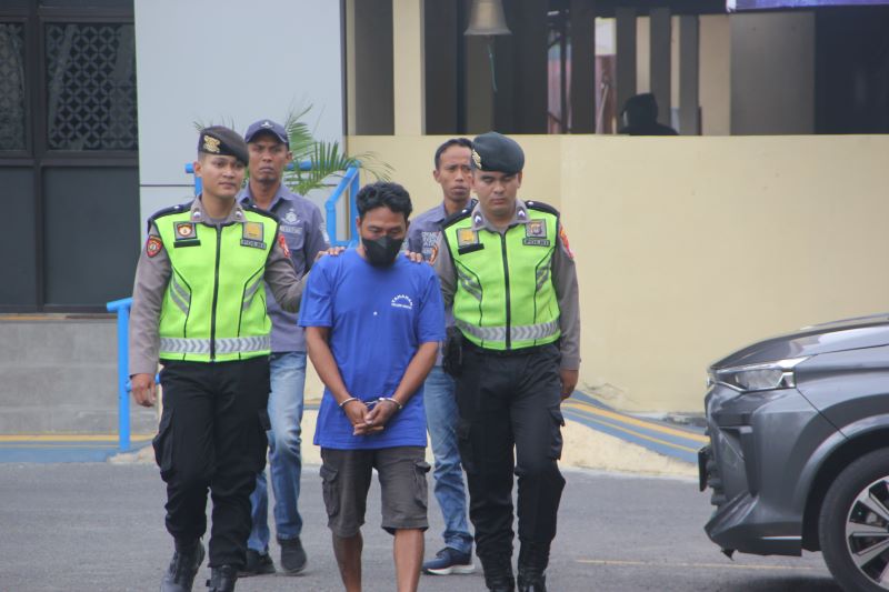 INI LHO: Tersangka penganiayaan menggunakan cula ikan pari saat digelandang poloso di Mapolres Bantul Jumat (24/10).