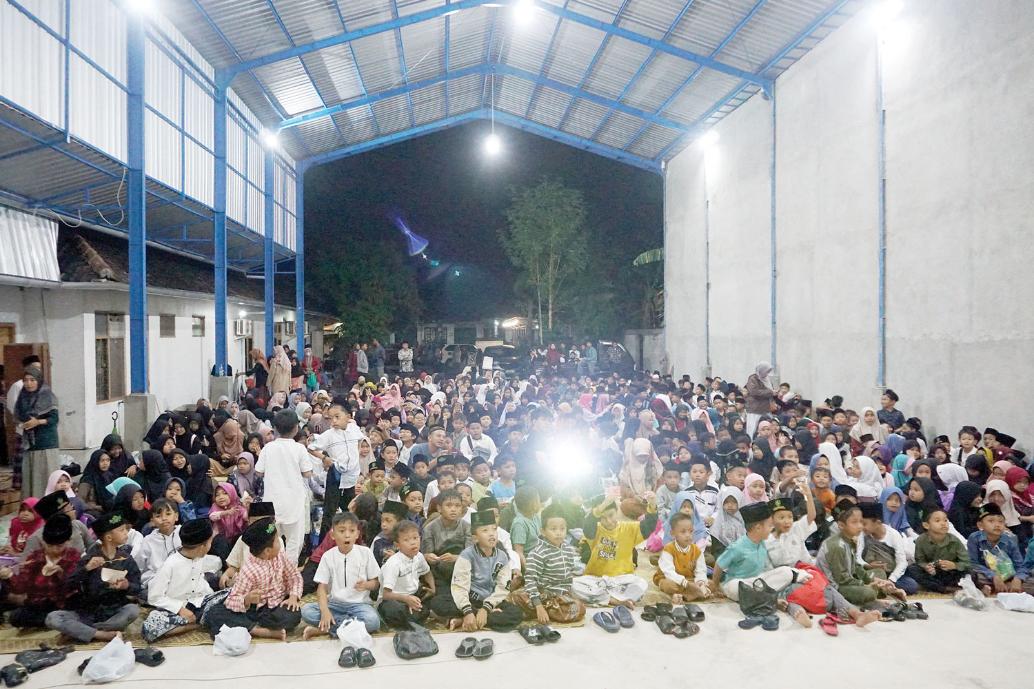 ANTUSIAS: Siswa MI Sananul Ula Daraman saat menonton Jejak Langkah 2 Ulama di Hari Santri Nasional 2025.