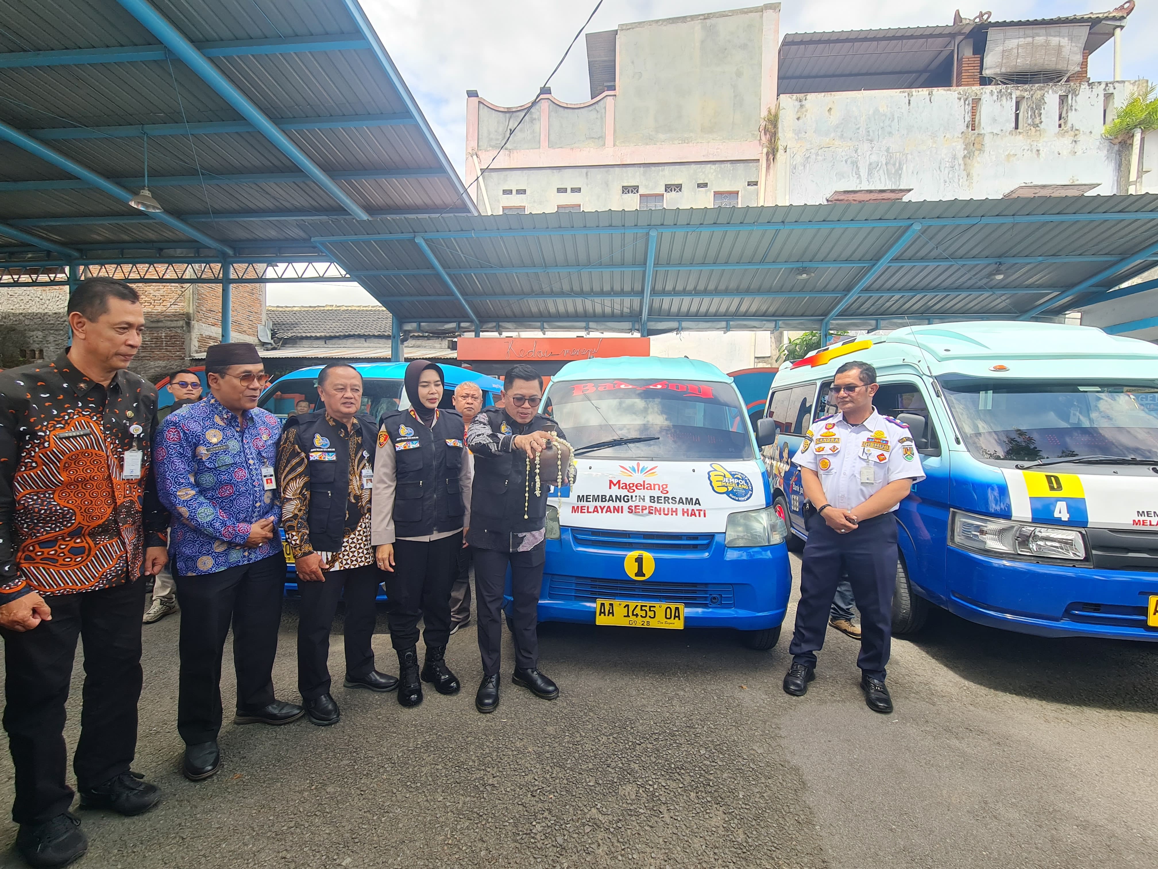 Pemkot Magelang menghadirkan angkutan pelajar gratis untuk mempermudah akses sekolah para siswa.