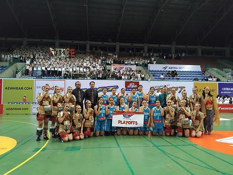 Tim Stella Duce 1 Yogyakarta saat berfoto bersama usai mengalahkan SMAN 10 Yogyakarta.