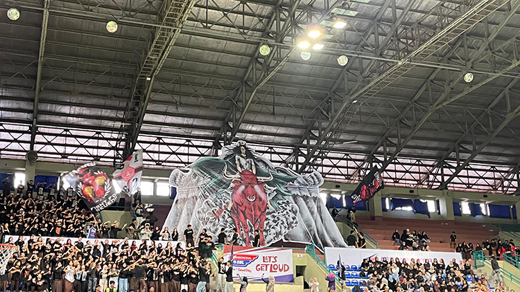 PERSATUAN: Koreografi Bravo Mania dari suporter SMAN 7 Yogyakarta&nbsp; GOR UNY, Jumat (24/10/2025).