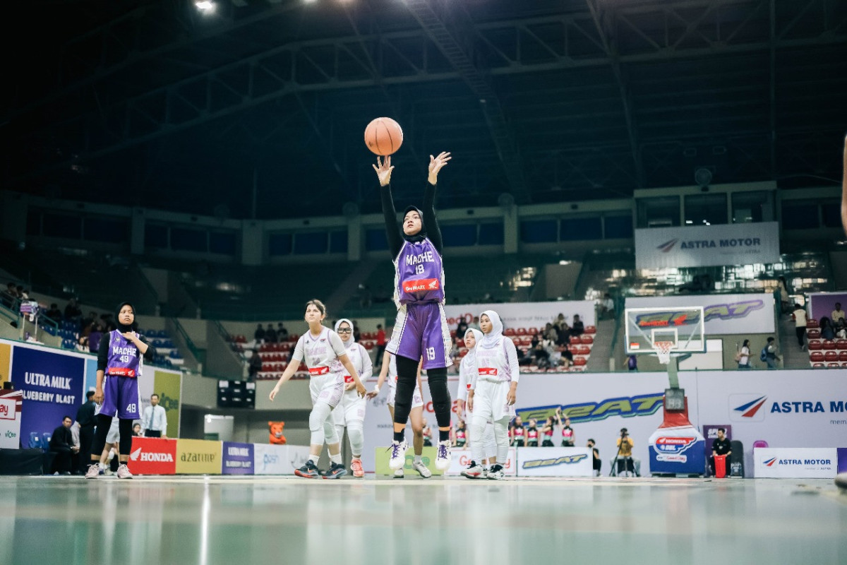 Lathifah Arifin ketika mengeksekusi tembakang gratis di GOR UNY