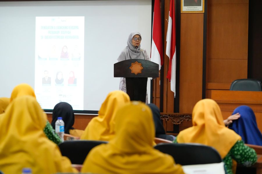 Foto Ketua Umum PP Aisyiyah Dr. Salmah Orbayinah, memberi sambutan dalam acara launching bersama Pos Bantuan Hukum (Posbakum) Aisyiyah se-DIY di UMY.