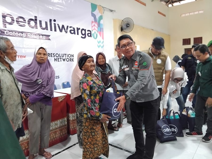 Para aktivis 98 saat membagikan sembako ke masyarakat Ambarketawang .
