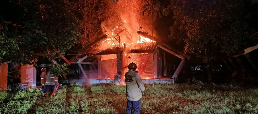 Pemadam Kebakaran saat memadamkan api di PSG, Bantul, Jumat (24/10) malam