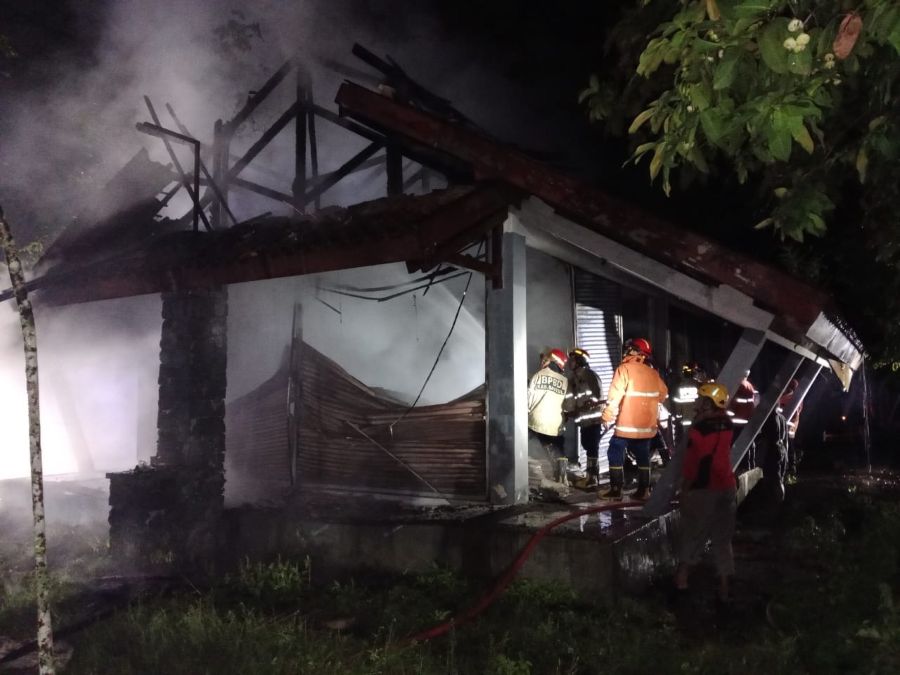 Pemadam Kebakaran saat memadamkan api di PSG, Bantul, Jumat (24/10) malam.