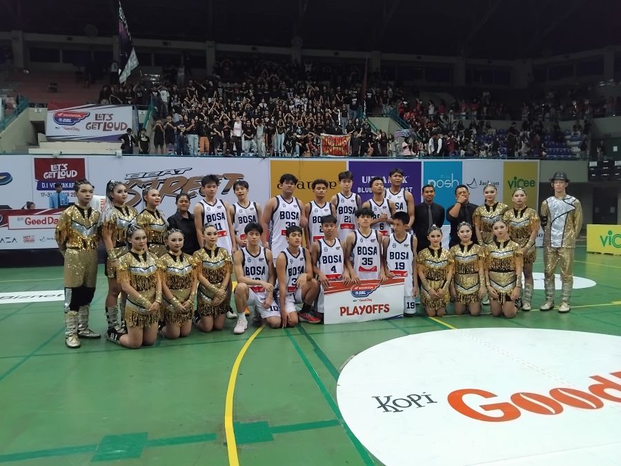 Para pemain SMA Bosa dan tim pelatih saat berfoto bersama usai mengalahkan tim SMAN 4 Yogyakarta di GOR UNY, Sabtu (25/10/2025).