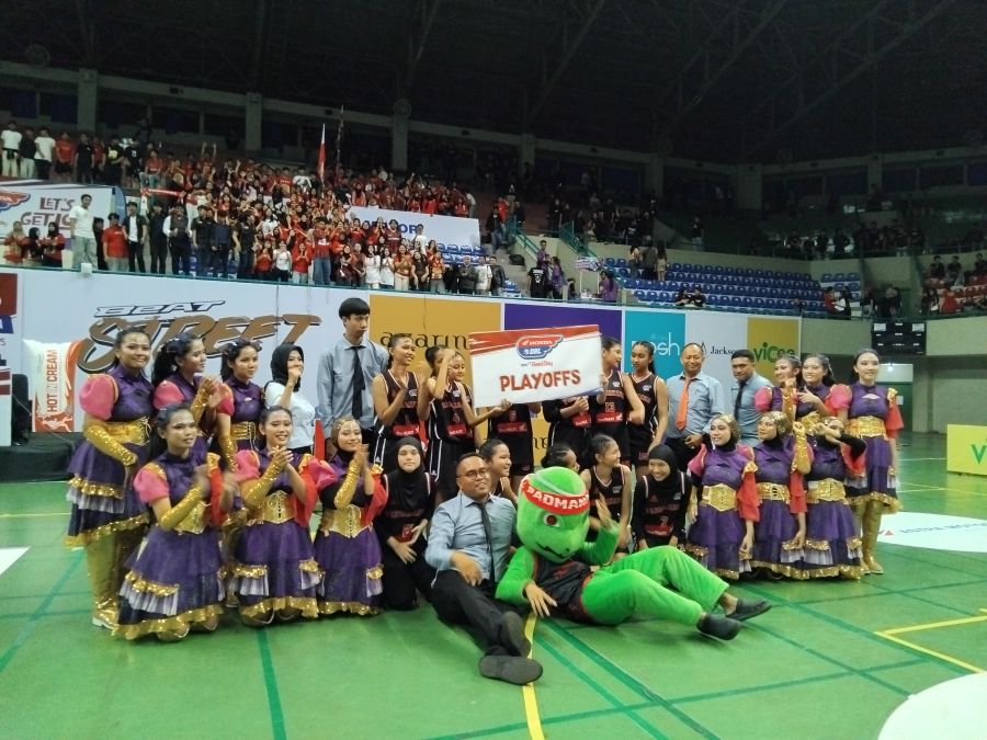 Para pemain dan pelatih SMAN 3 Jogja saat berfoto bersama usai memastikan diri lolos ke babak Playoff.&nbsp;