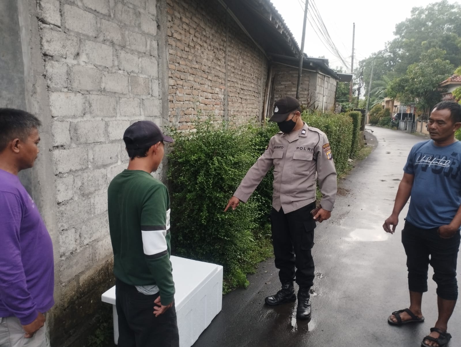 Pihak Kepolisian saat melakukan olah TKP penemuan bayi di Ngentak Beloran, Sumberharjo, Prambanan
