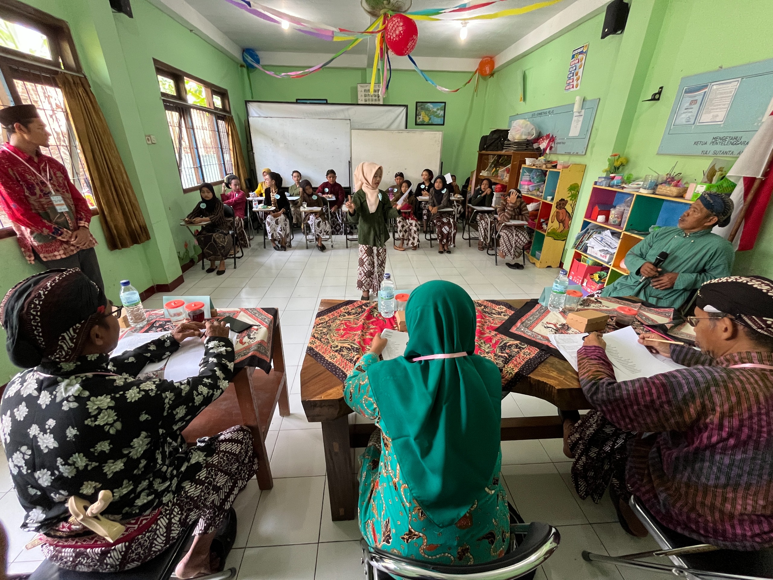 Para siswa mengikuti lomba geguritan di PKBM Mandiri Kretek, Bantul, Sabtu (18/10/2025).