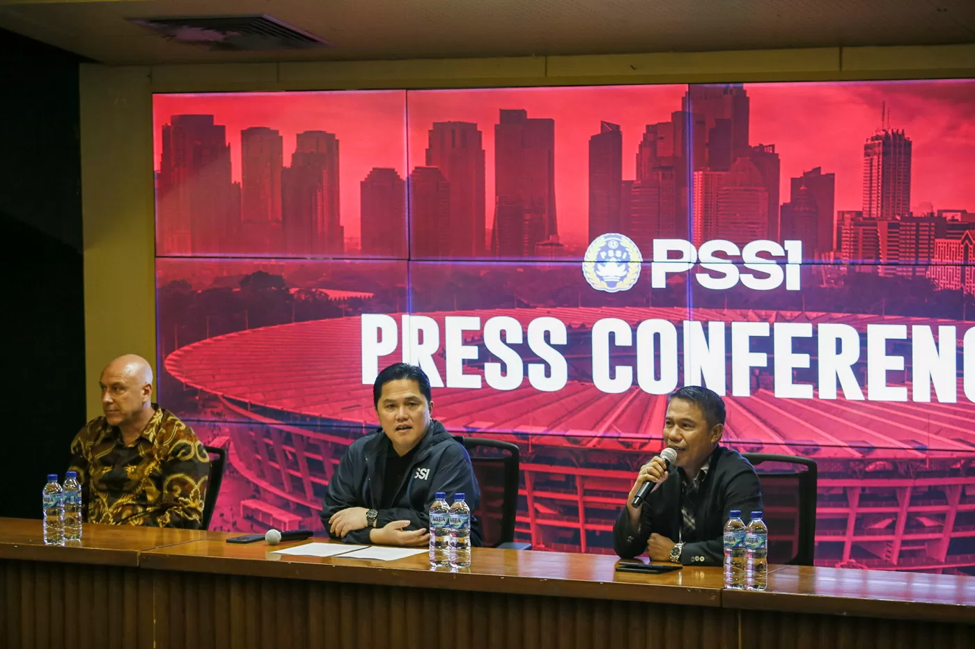 Ketua Umum PSSI, Erick Thohir (tengah), didampingi oleh DIrektur Teknik Alexander Zwiers (kiri) dan Sekjen PSSI Yunus Nusi (kanan) memberikan keterangan pada konferensi pers di SUGBK, Jakarta