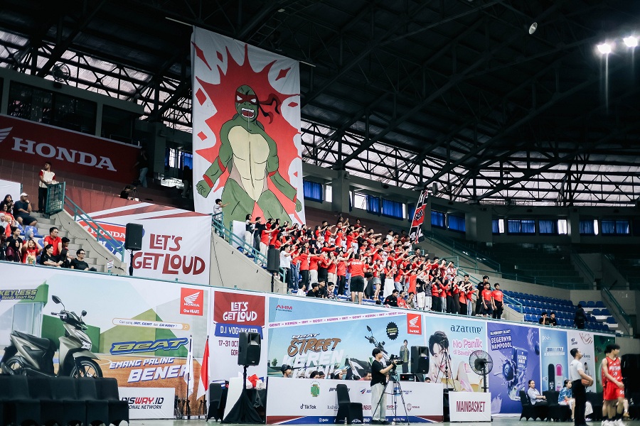 Para suporter SMAN 3 Yogyakarta membentangkan koreografi berjudul Wowok di GOR UNY, Minggu (26/10/2025).