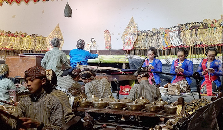 SAMBUTAN HANGAT MASYARAKAT: Pentas wayang peringatan hari kelahiran KGPAA Paku Alam X diadakan di Alun-Alun Sewandanan Pakualaman. Acara menampilkan dalang ki Dicky Yoga Mahendra.