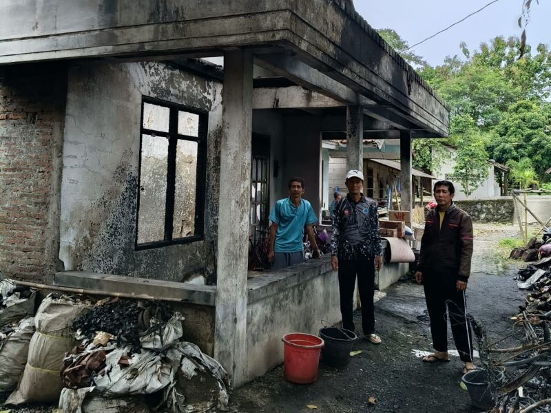 CEK KONDISI: Ketua DPRD Kebumen Saman (tengah) mengecek kondisi rumah milik Agus Prayitno, 63, warga RT 02/01, Desa Purbowangi, Kecamatan Buayan yang terbakar pada Sabtu (26/10).