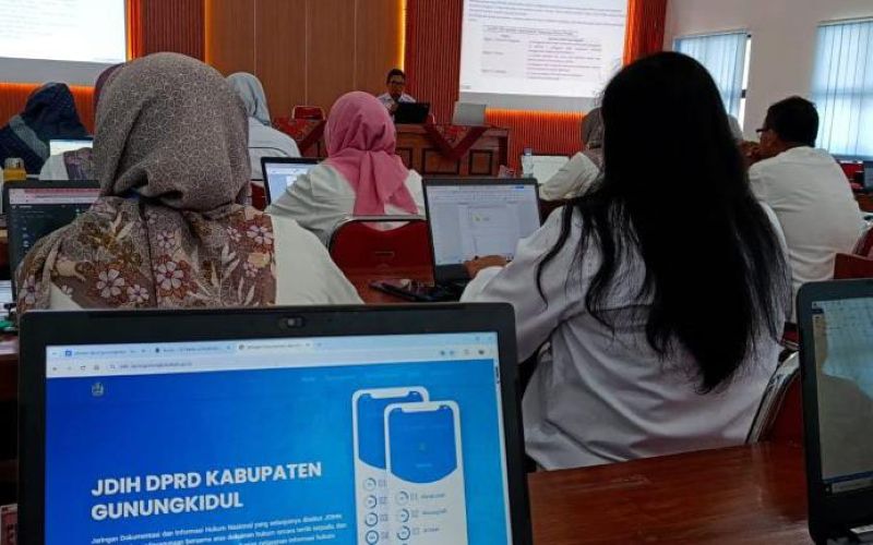 PENUH KONSENTRASI: Sejumlah pegawai mengikuti pelatihan SPBE  di UPT Balai Pendidikan dan Pelatihan Pegawai, Gunungkidul, Minggu (26/10/2025).