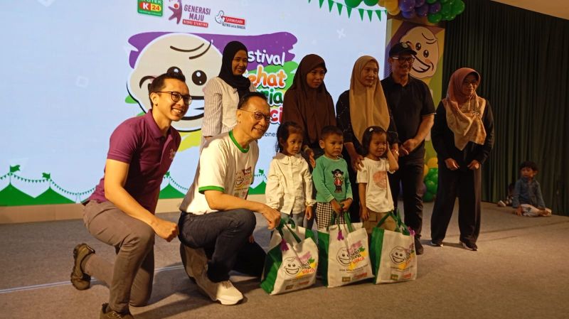 SEHAT: Wali Kota Jogja Hasto Wardoyo bersama Founder & CEO K-24 Group Gideon Hartono saat memberikan paket pencegahan stunting kepada anak dalam Festival Sehat Ceria di Kecil di Taman Pintar, Minggu.