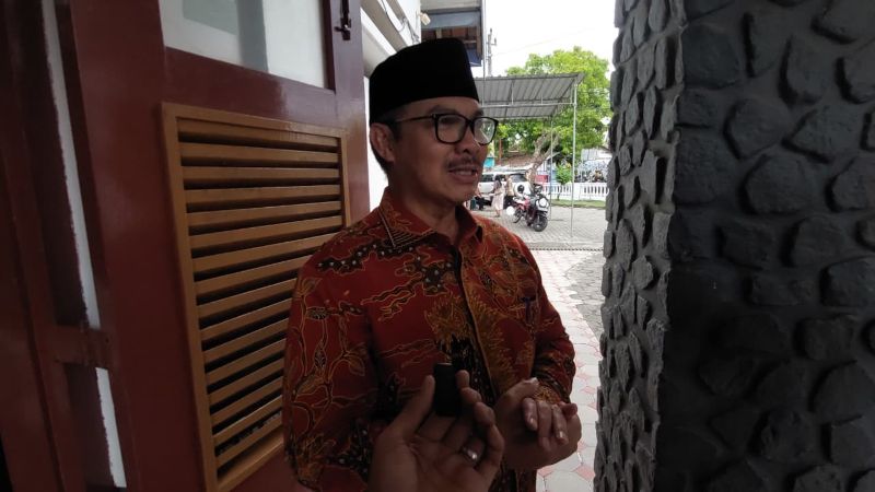 KOMENTAR: Hasto menjawab pertanyaan awak media di Gereja Kristen Jawa Wates.&nbsp;