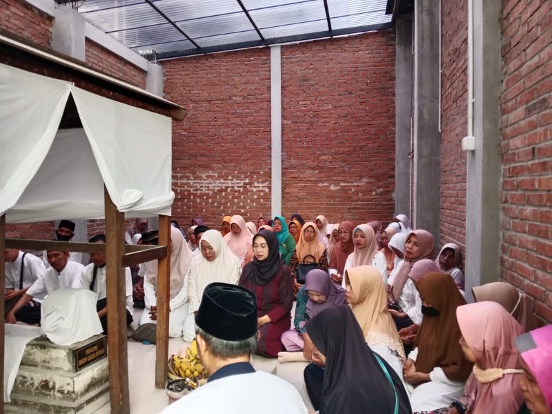 Pedagang Pasar Godean di Makam Mbah Jembrak.&nbsp;
