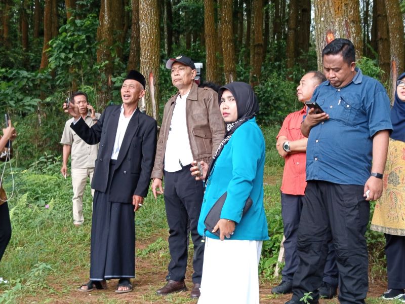 TINJAUAN: Wamensos meninjau calon lokasi pembangunan Sekolah Rakyat di Desa Girirejo, Kaliangkrik, Magelang, Minggu (26/10).