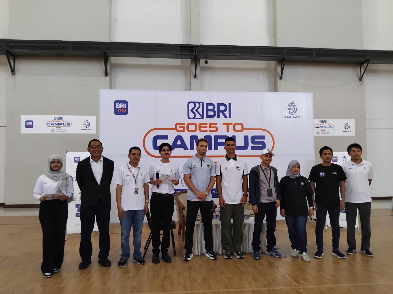 Gelandang asing PSIM Jogja Ze Valente dan Striker asing PSS Sleman Gustavo Tocantins berfoto bersama pengurus I League di acara BRI Super League Goes to Campus di UGM.