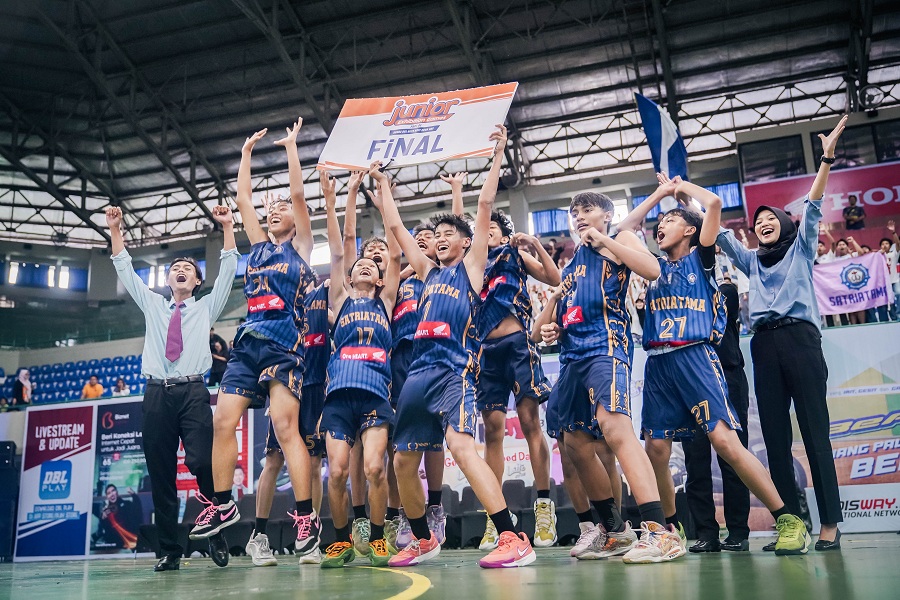 Tim putra SMPN 6 Yogyakarta foto bersama usai lolos ke babak final.