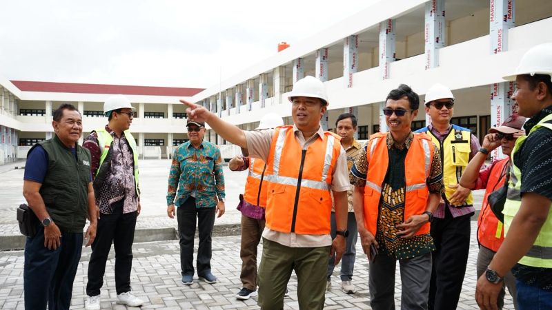 PEMERIKSAAN: Wakil Bupati Kulon Progo meninjau sejumlah proyek aset pemkab.&nbsp;