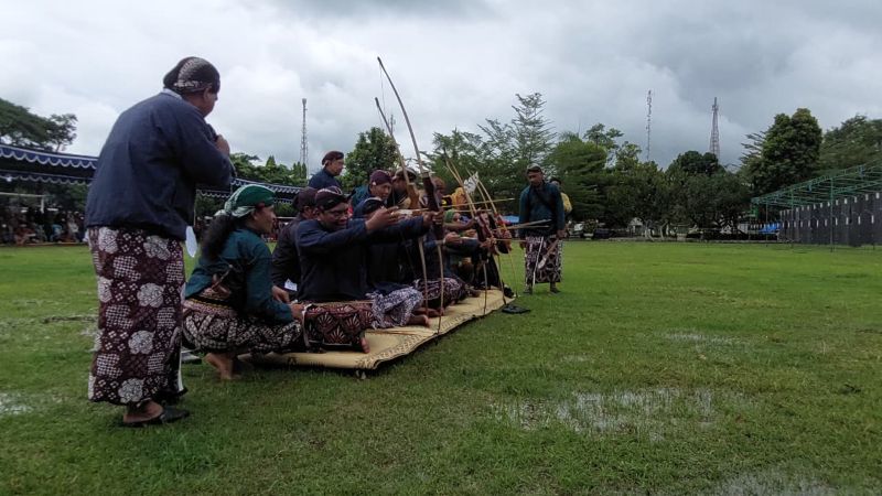 BIDIKAN: Peserta Gladhen Hageng Jemparingan menarik gandewa untuk melesatkan anak panah.&nbsp;