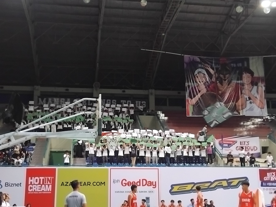 Laskar Simanjuntak, suporter MAN 1 Yogyakarta saat menampilkan koreografinya di GOR UNY, Minggu (26/10/2025).