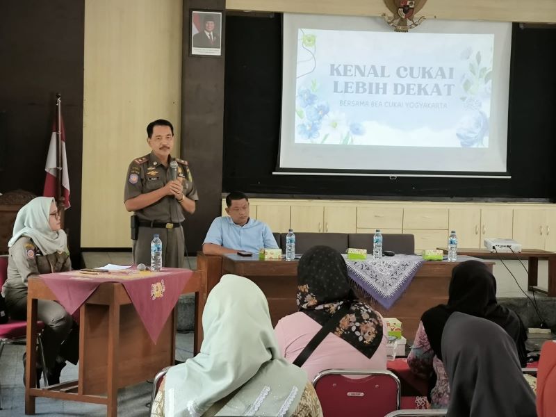 BERIKAN PEMAHAMAN: Kepala Satpol PP Bantul Jati Bayubroto menyosialisasikan bahaya dan dampak peredaran rokok ilegal kepada beberapa pedagang beberapa waktu lalu.