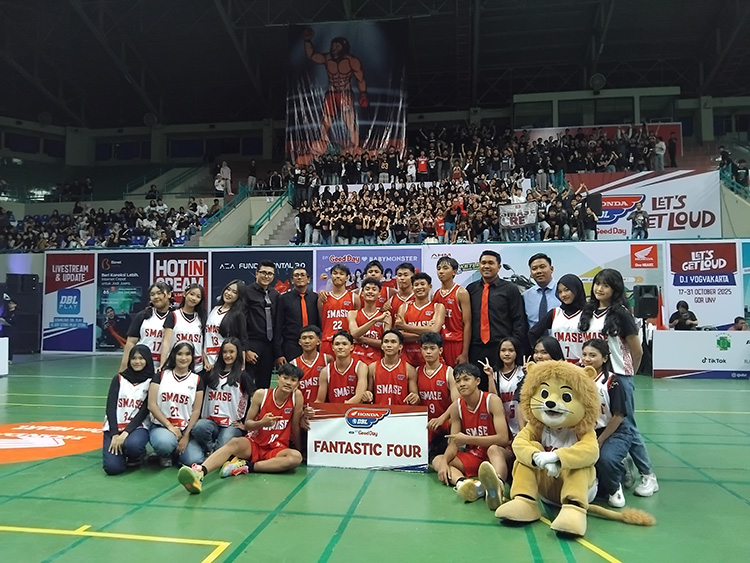 Rizky Wahyu/Radar Jogja  Tim putra SMAN 1 Sewon berfoto bersama tim pelatih usai pastikan diri lolos ke babak Fantastic Four, Minggu (26/10/2025).
