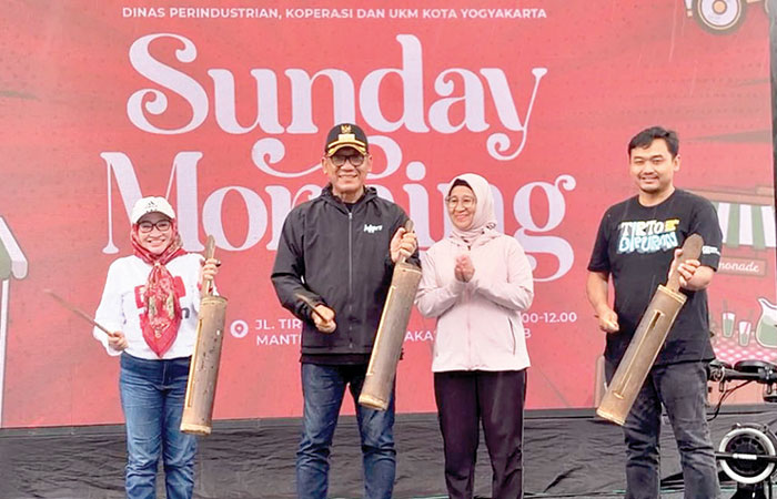 SEREMONI: Pembukaan Sunday Morning ditandai pemukulan kentongan oleh Wawali Kota Yogyakarta Wawan Harmawan (tengah) didampingi Kabid UKM Dinas PerindKopUKM Kota Yogyakarta.