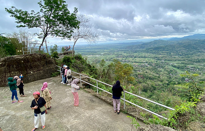 WISATA TERINTEGRASI: Sejumlah wisatawan berfoto di Watu Payung Sambirejo, Prambanan, Sleman. Destinasi itu menjadi bagi rute wisata jeep dari Tebing Breksi hingga Candi Ijo.&nbsp;