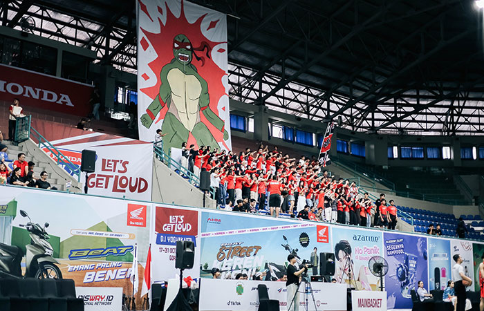 Para suporter SMAN 3 Yogyakarta membentangkan koreografi berjudul Wowok di GOR UNY, Minggu (26/10).
